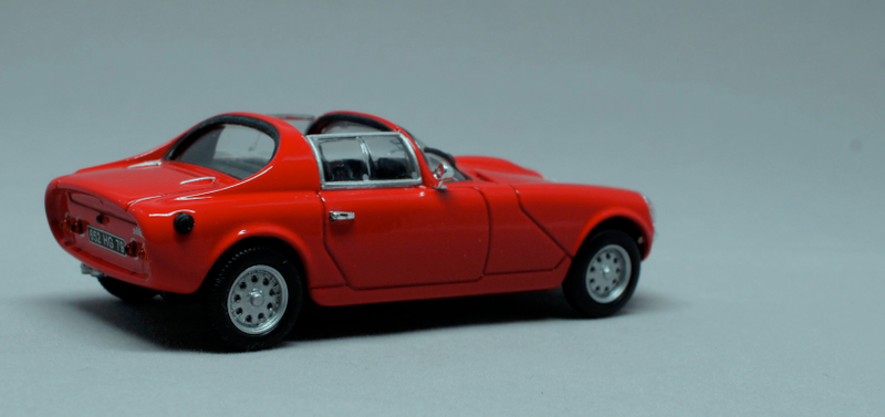 Illustration for article titled French Friday: un Quatre, Moteur à mi-voiture?